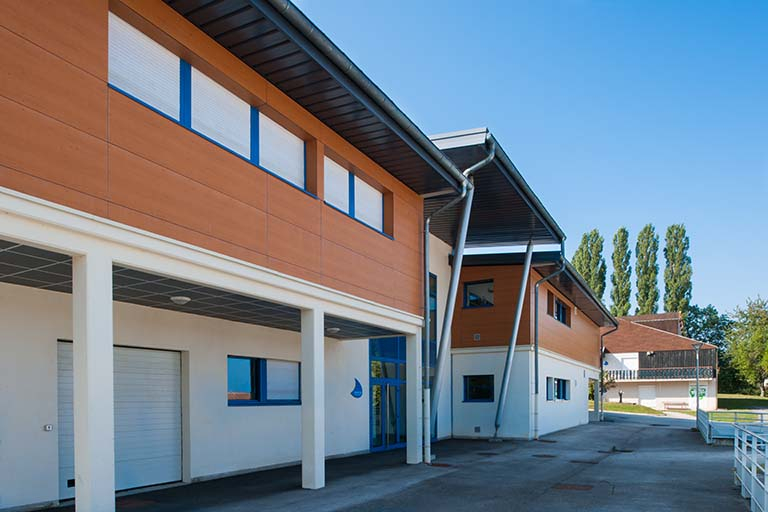 Depuis l'angle nord-est du bâtiment des salles de cours et laboratoires. © Région Bourgogne-Franche-Comté, Inventaire du patrimoine