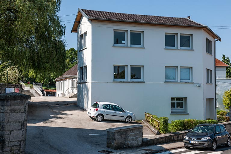 Pignon est du bâtiment d'administration et d'externat. © Région Bourgogne-Franche-Comté, Inventaire du patrimoine