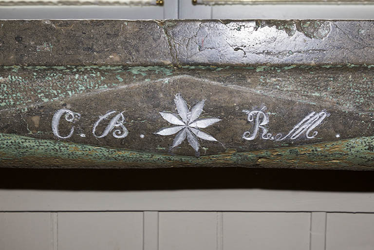 Pierre d'évier : initiales et rosace. © Région Bourgogne-Franche-Comté, Inventaire du patrimoine