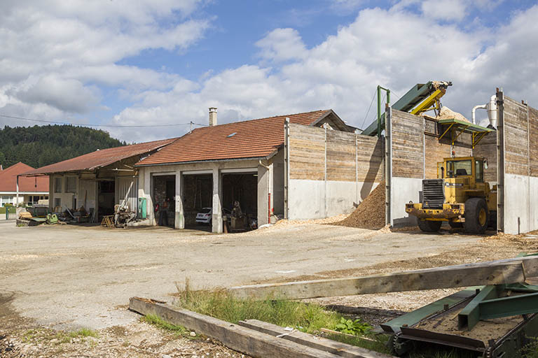 Silos à copeaux (B) et ateliers de réparation (C et D), de trois quarts droite. © Région Bourgogne-Franche-Comté, Inventaire du patrimoine