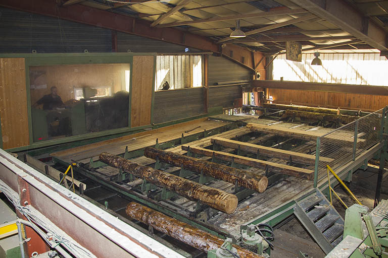Atelier de débitage (N) : poste de commande et convoyeur de grumes. © Région Bourgogne-Franche-Comté, Inventaire du patrimoine