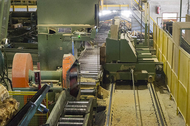 Atelier de débitage (N) : scie à ruban Bongioanni et son chariot, vus de l'amont. © Région Bourgogne-Franche-Comté, Inventaire du patrimoine