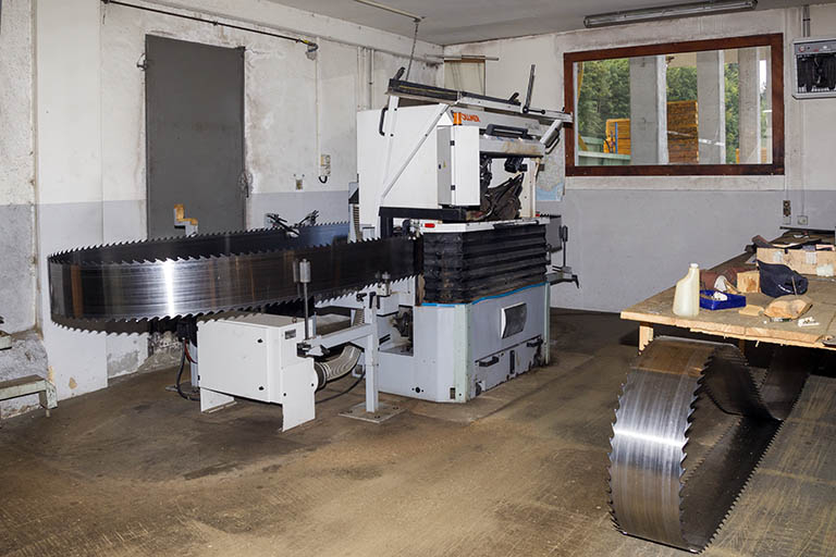 Atelier d'affûtage (K) : machine pour l'affûtage des lames de scie à ruban à double denture. © Région Bourgogne-Franche-Comté, Inventaire du patrimoine