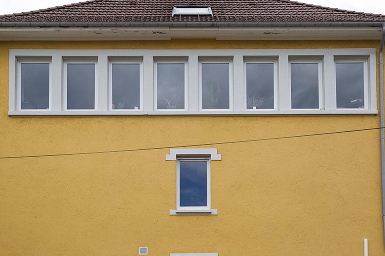 Façade postérieure : les fenêtres multiples. © Région Bourgogne-Franche-Comté, Inventaire du patrimoine Façade postérieure : les fenêtres multiples. © Région Bourgogne-Franche-Comté, Inventaire du patrimoine