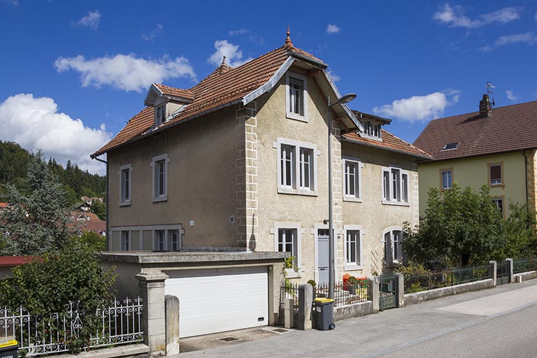 Façades antérieure et latérale gauche. © Région Bourgogne-Franche-Comté, Inventaire du patrimoine Façades antérieure et latérale gauche. © Région Bourgogne-Franche-Comté, Inventaire du patrimoine