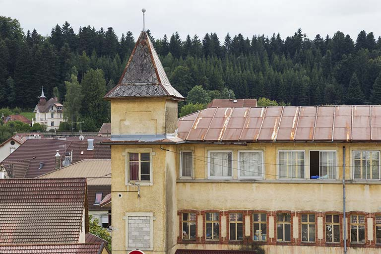 Usine, façade postérieure : tour orientale. © Région Bourgogne-Franche-Comté, Inventaire du patrimoine Usine, façade postérieure : tour orientale. © Région Bourgogne-Franche-Comté, Inventaire du patrimoine