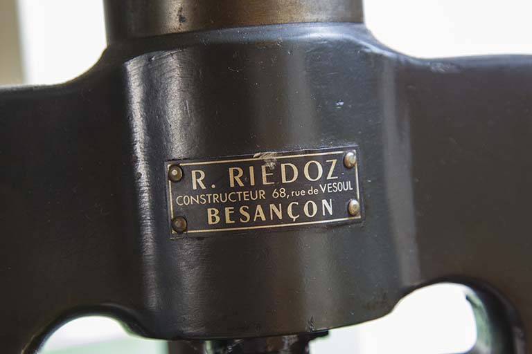 Usine, rez-de-chaussée : plaque de constructeur de la petite presse à balancier (R. Riedoz à Besançon). © Région Bourgogne-Franche-Comté, Inventaire du patrimoine Usine, rez-de-chaussée : plaque de constructeur de la petite presse à balancier (R. Riedoz à Besançon). © Région Bourgogne-Franche-Comté, Inventaire du patrimoine