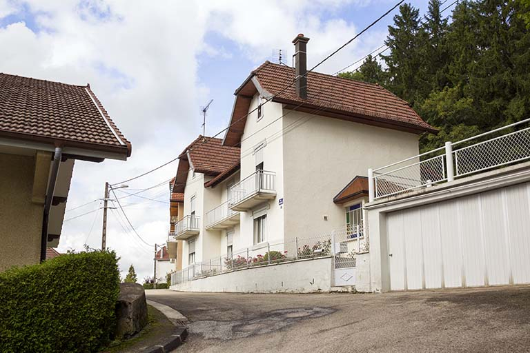 Immeuble aux n° 5-7 : façade côté vallée (ouest), de trois quarts droite. © Région Bourgogne-Franche-Comté, Inventaire du patrimoine