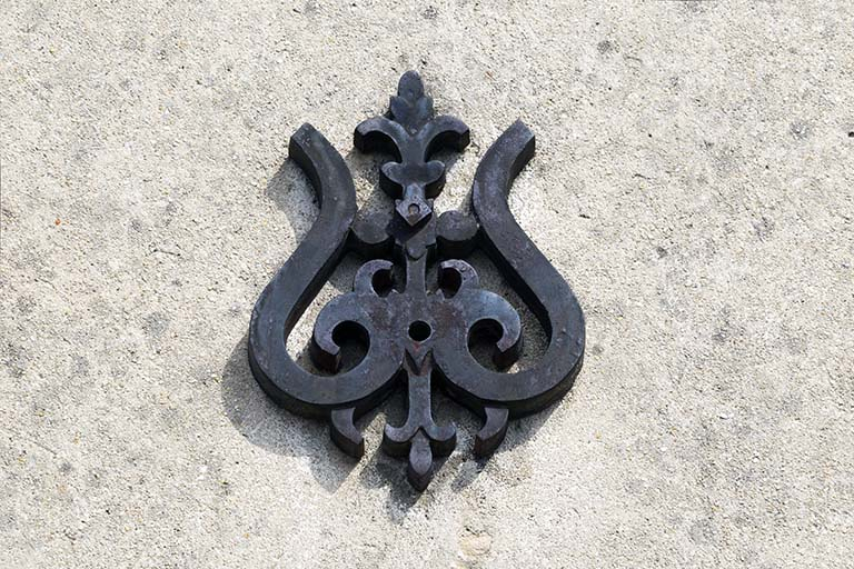 Minoterie : ancre de tirant sur la façade antérieure. © Région Bourgogne-Franche-Comté, Inventaire du patrimoine