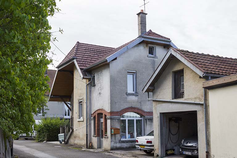 Vue d'ensemble, depuis le nord-ouest (façades antérieure et latérale droite). Garage au premier plan. © Région Bourgogne-Franche-Comté, Inventaire du patrimoine Vue d'ensemble, depuis le nord-ouest (façades antérieure et latérale droite). Garage au premier plan. © Région Bourgogne-Franche-Comté, Inventaire du patrimoine