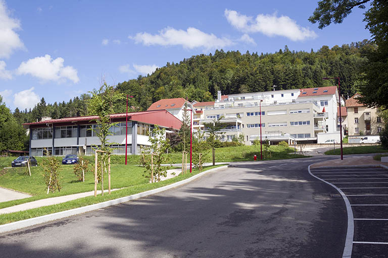 Une grosse entreprise : l'usine d'ébauches de montre Joseph Jeambrun (1900) puis France Ebauches, aux 19, 21 et 26 rue de Saint-Hippolyte. Usine aux n° 19 et 21 (1957-1958, 1971) à l'arrière-plan à droite, usine Robert Jeambrun (1961-1962) à gauche. © Région Bourgogne-Franche-Comté, Inventaire du patrimoine