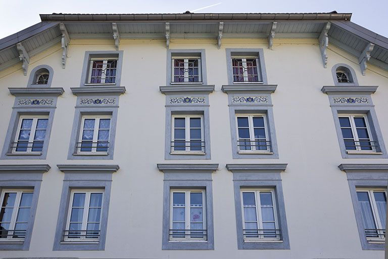 Premier atelier de fabrication, façade latérale gauche : fenêtres des étages, vues en contre-plongée. © Région Bourgogne-Franche-Comté, Inventaire du patrimoine
