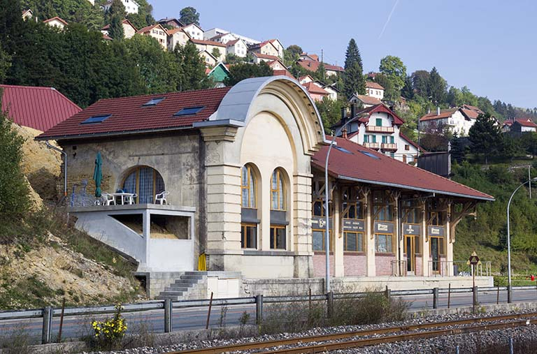 Ateliers de traitement des fûts (à gauche) et de conditionnement : façade orientale, de trois quarts gauche. © Région Bourgogne-Franche-Comté, Inventaire du patrimoine