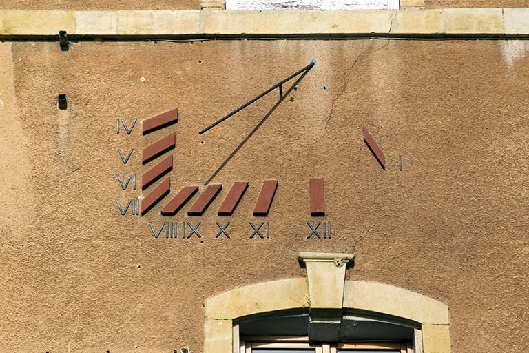 Cadran solaire (façade antérieure). © Région Bourgogne-Franche-Comté, Inventaire du patrimoine