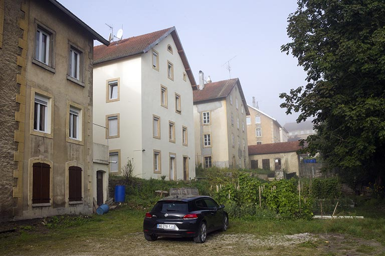 Vue d'ensemble, depuis le nord-est (façades postérieure et latérale droite). © Région Bourgogne-Franche-Comté, Inventaire du patrimoine Vue d'ensemble, depuis le nord-est (façades postérieure et latérale droite). © Région Bourgogne-Franche-Comté, Inventaire du patrimoine