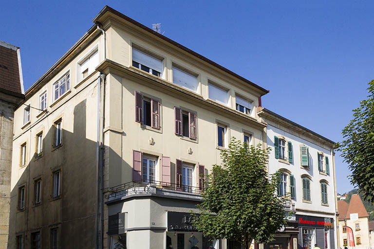 Partie supérieure de la façade antérieure, de trois quarts gauche. © Région Bourgogne-Franche-Comté, Inventaire du patrimoine