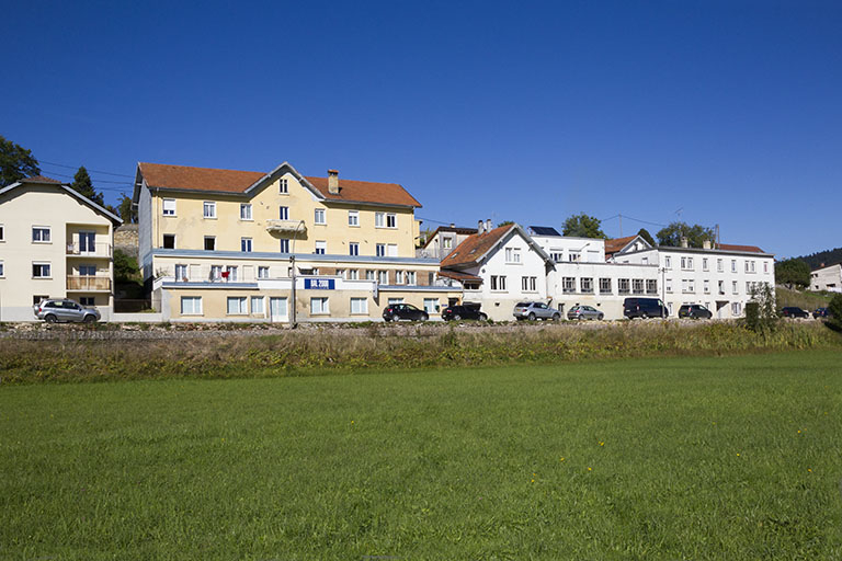 Vue d'ensemble, depuis le sud. De gauche à droite : l'ancien hôtel, la maison et les deux ateliers. © Région Bourgogne-Franche-Comté, Inventaire du patrimoine Vue d'ensemble, depuis le sud. De gauche à droite : l'ancien hôtel, la maison et les deux ateliers. © Région Bourgogne-Franche-Comté, Inventaire du patrimoine