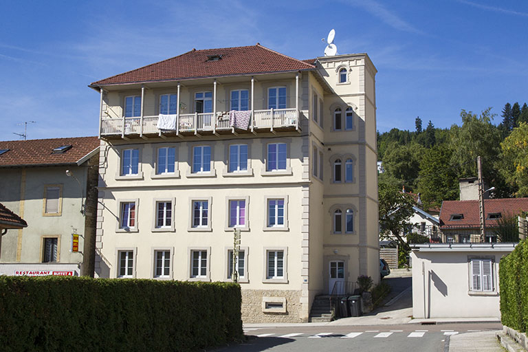 Usine : façade antérieure, de trois quarts droite. © Région Bourgogne-Franche-Comté, Inventaire du patrimoine Usine : façade antérieure, de trois quarts droite. © Région Bourgogne-Franche-Comté, Inventaire du patrimoine