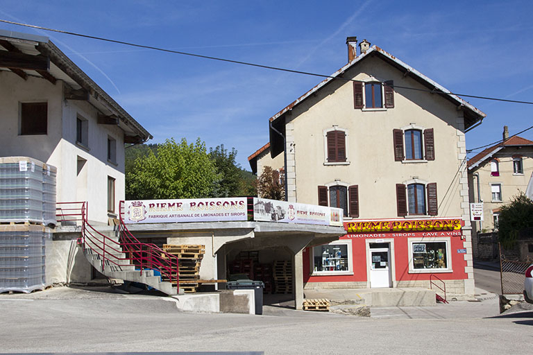 Maison (façade latérale gauche) et quais de chargement. © Région Bourgogne-Franche-Comté, Inventaire du patrimoine