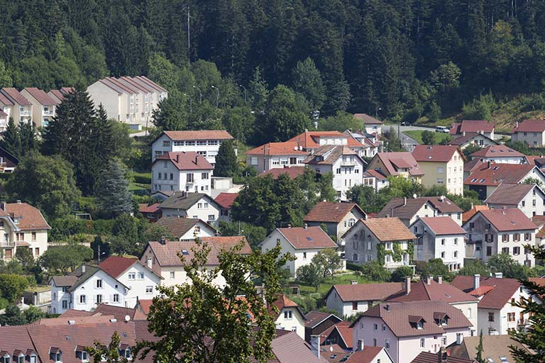 Vue d'ensemble éloignée, depuis le sud-ouest. © Région Bourgogne-Franche-Comté, Inventaire du patrimoine