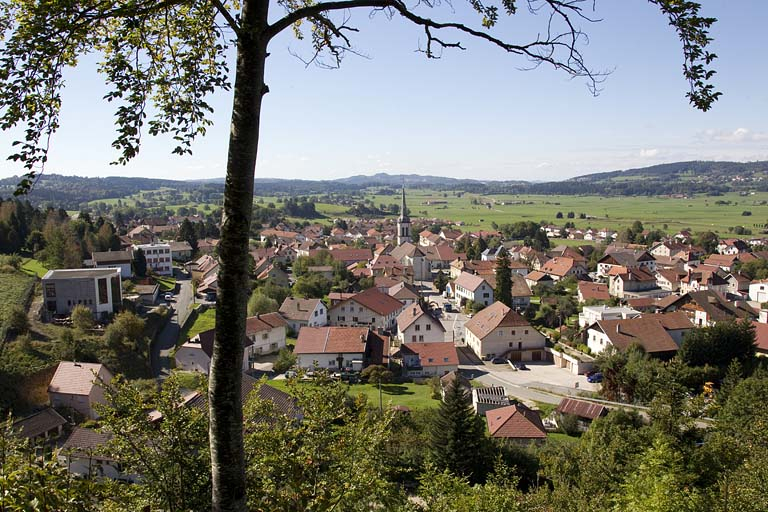 Vue d'ensemble plongeante sur le village de Damprichard, depuis l'est. © Région Bourgogne-Franche-Comté, Inventaire du patrimoine Vue d'ensemble plongeante sur le village de Damprichard, depuis l'est. © Région Bourgogne-Franche-Comté, Inventaire du patrimoine