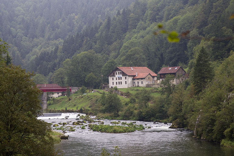 Vue d'ensemble du site depuis l'aval. © Région Bourgogne-Franche-Comté, Inventaire du patrimoine