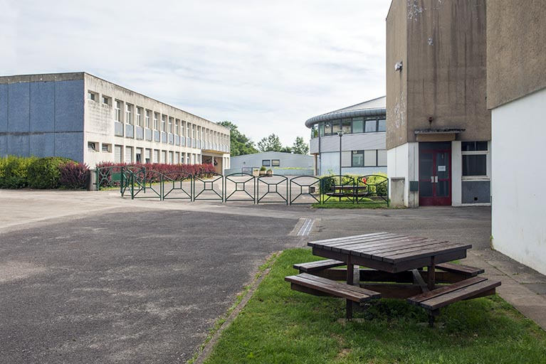 Cour devant l'entrée de l'internat-restauration. © Région Bourgogne-Franche-Comté, Inventaire du patrimoine
