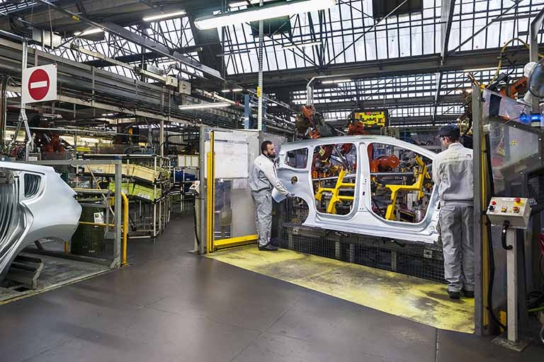 Atelier de ferrage. Entrée d'un côté de caisse de 5008 dans un îlot robotisé. © Région Bourgogne-Franche-Comté, Inventaire du patrimoine Atelier de ferrage. Entrée d'un côté de caisse de 5008 dans un îlot robotisé. © Région Bourgogne-Franche-Comté, Inventaire du patrimoine