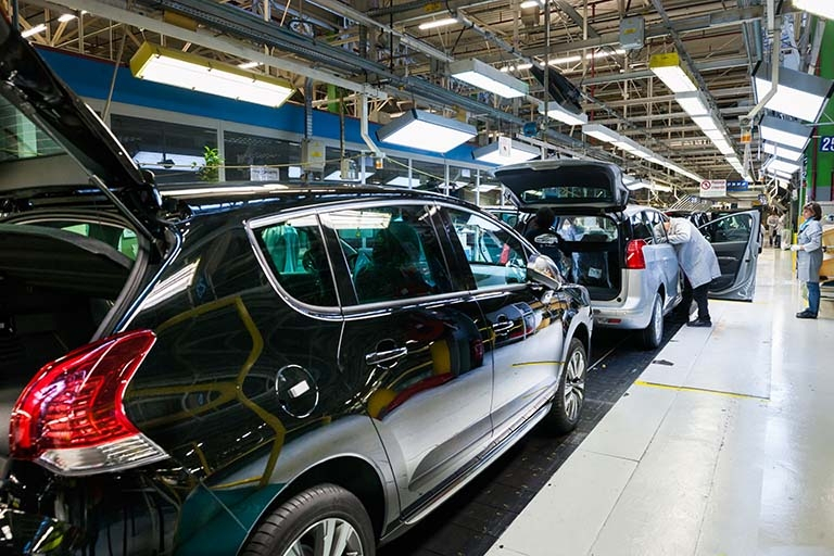 Atelier de montage. Contrôle visuel en fin de ligne. © Région Bourgogne-Franche-Comté, Inventaire du patrimoine