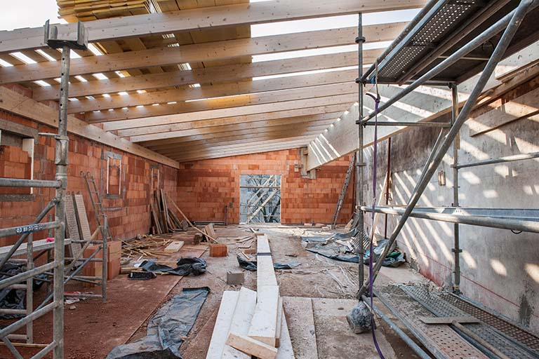 L'entrepôt en cours de surélévation en 2003 : intérieur de l'étage en surcroît depuis l'entrée. © Région Bourgogne-Franche-Comté, Inventaire du patrimoine L'entrepôt en cours de surélévation en 2003 : intérieur de l'étage en surcroît depuis l'entrée. © Région Bourgogne-Franche-Comté, Inventaire du patrimoine