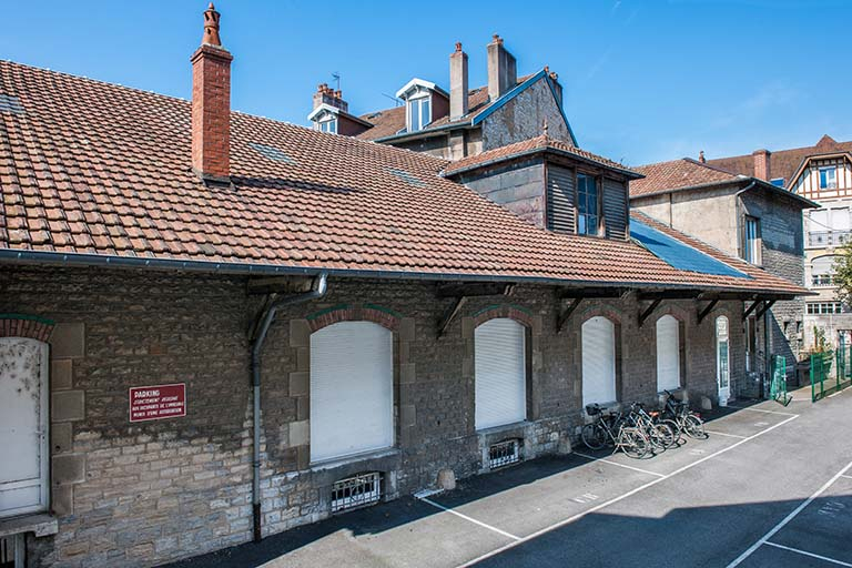 L'entrepôt avant sa surélévation en 2003 : façade antérieure de trois quarts gauche. © Région Bourgogne-Franche-Comté, Inventaire du patrimoine L'entrepôt avant sa surélévation en 2003 : façade antérieure de trois quarts gauche. © Région Bourgogne-Franche-Comté, Inventaire du patrimoine