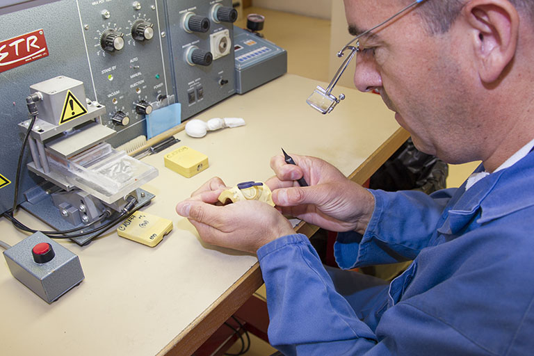 Fonte à la cire perdue : démoulage du tirage en cire. © Région Bourgogne-Franche-Comté, Inventaire du patrimoine