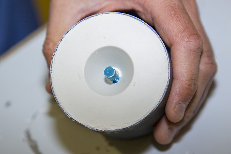 Fonte à la cire perdue : moule réfractaire (plâtre de bijouterie coulé dans un cylindre autour d'un arbre en cire). © Région Bourgogne-Franche-Comté, Inventaire du patrimoine