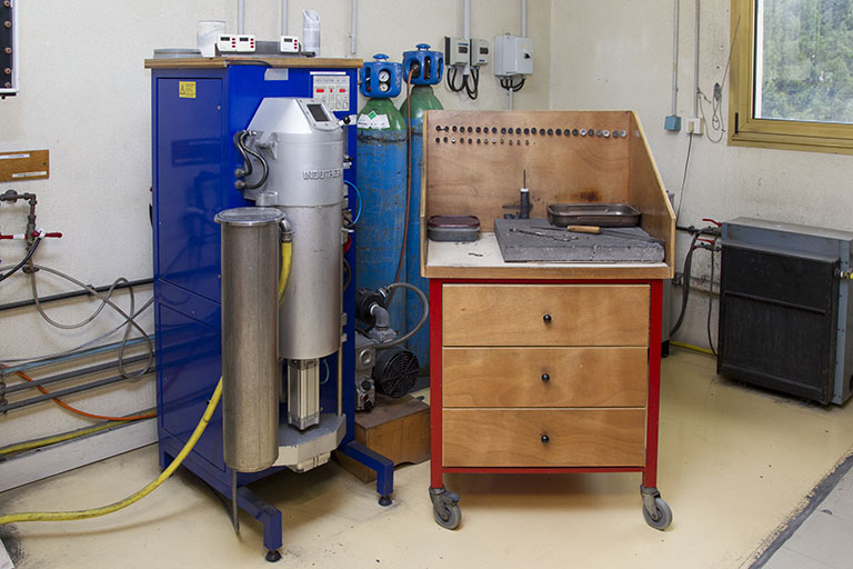 Fonte à la cire perdue : l'un des postes de travail pour la fonte des métaux. © Région Bourgogne-Franche-Comté, Inventaire du patrimoine