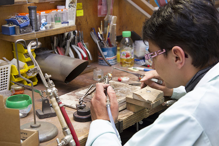 Atelier de finition et réparation : mise à dimension d'une alliance. © Région Bourgogne-Franche-Comté, Inventaire du patrimoine