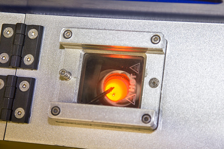 Fonte à la cire perdue : métal en fusion dans le creuset. © Région Bourgogne-Franche-Comté, Inventaire du patrimoine