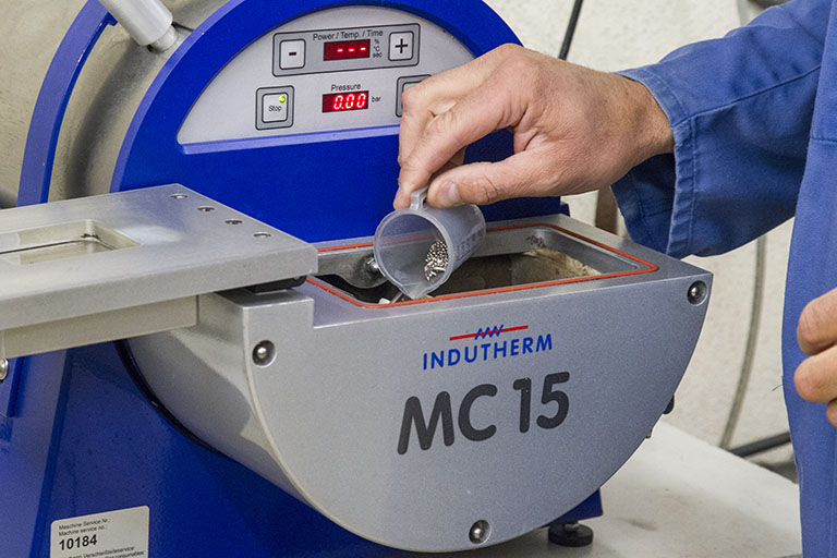 Fonte à la cire perdue : versement du métal (argent) dans le creuset. © Région Bourgogne-Franche-Comté, Inventaire du patrimoine