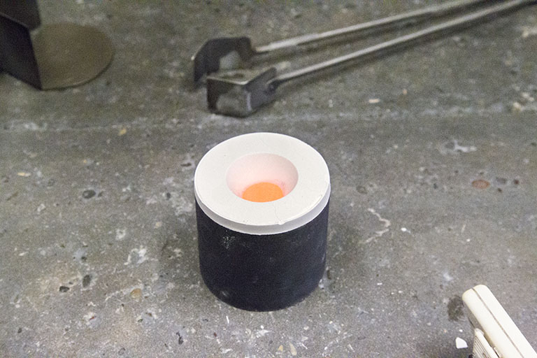 Fonte à la cire perdue : le moule rempli de métal en fusion (vue rapprochée). © Région Bourgogne-Franche-Comté, Inventaire du patrimoine