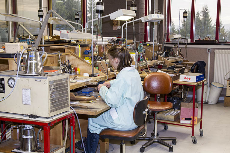 Atelier de finition et réparation : postes de travail. © Région Bourgogne-Franche-Comté, Inventaire du patrimoine