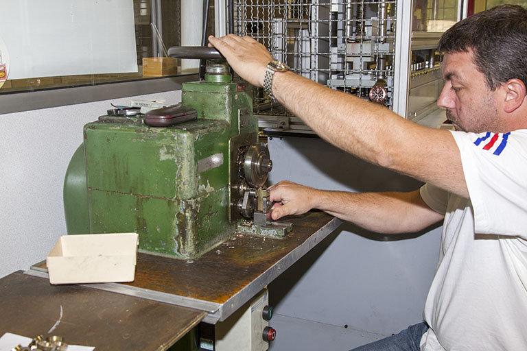 Usinage : laminage de la " rondelle " obtenue par la découpe du tube. © Région Bourgogne-Franche-Comté, Inventaire du patrimoine