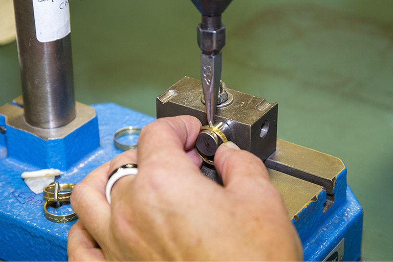 Atelier de poinçonnage : poinçonnage d'une alliance (vue rapprochée). © Région Bourgogne-Franche-Comté, Inventaire du patrimoine