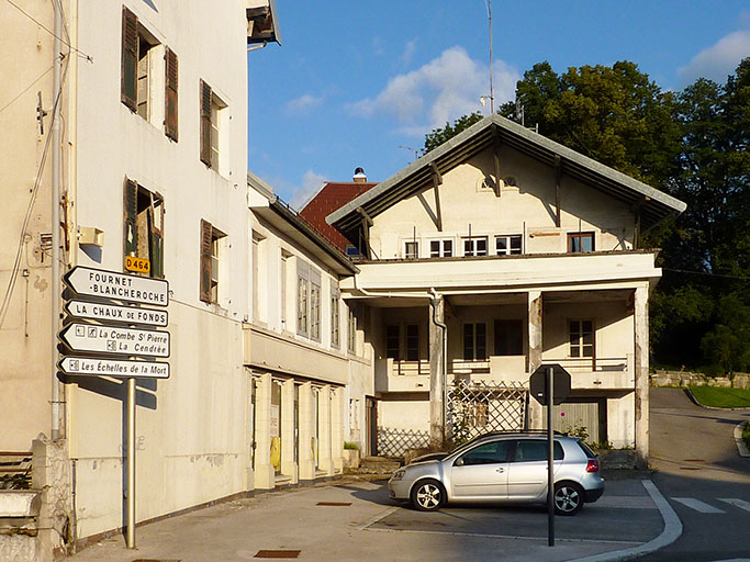 Logement surmontant le garage, 17 juillet 2012. © Région Bourgogne-Franche-Comté, Inventaire du patrimoine Logement surmontant le garage, 17 juillet 2012. © Région Bourgogne-Franche-Comté, Inventaire du patrimoine