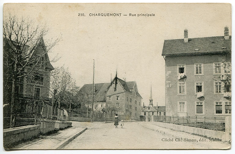 230. Charquemont - Rue principale [la Grande Rue vers le "Château" et le Lion d'Or], 1er quart 20e siècle (avant 1919). © Région Bourgogne-Franche-Comté, Inventaire du patrimoine