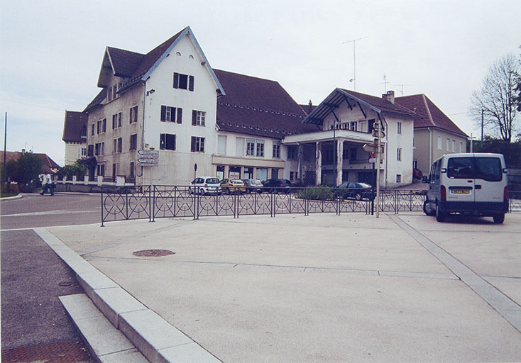 Vue d'ensemble depuis le nord-est, début juin 2012. © Région Bourgogne-Franche-Comté, Inventaire du patrimoine Vue d'ensemble depuis le nord-est, début juin 2012. © Région Bourgogne-Franche-Comté, Inventaire du patrimoine