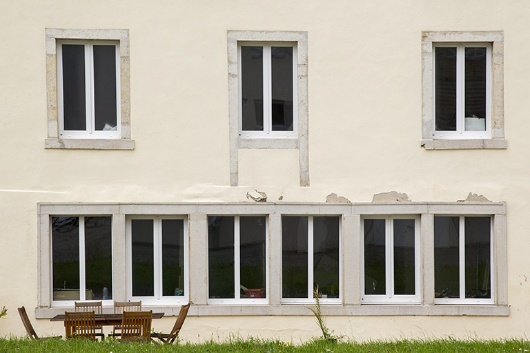 Façade postérieure : fenêtres multiples à l'étage de soubassement. © Région Bourgogne-Franche-Comté, Inventaire du patrimoine