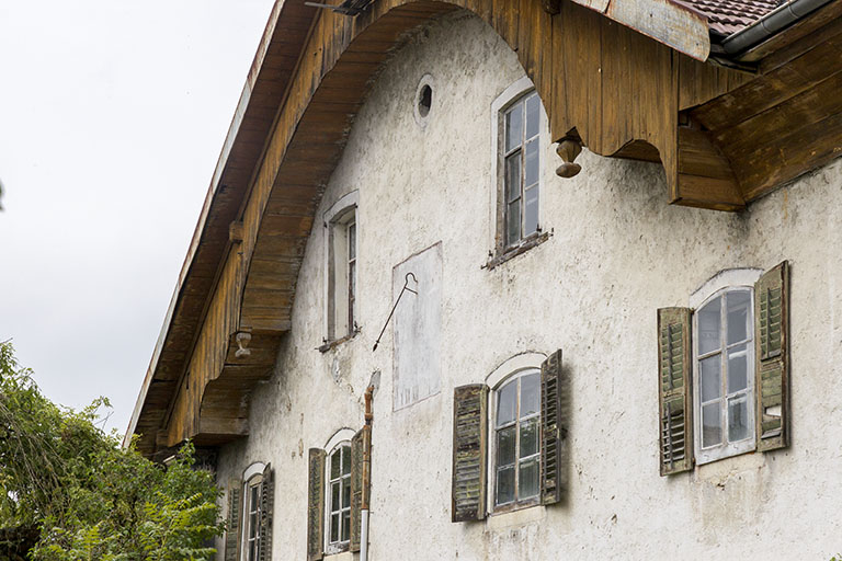 Façade antérieure : pignon et cadran solaire. © Région Bourgogne-Franche-Comté, Inventaire du patrimoine Façade antérieure : pignon et cadran solaire. © Région Bourgogne-Franche-Comté, Inventaire du patrimoine
