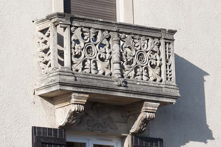 Façade antérieure : le balcon en pierre, vu de trois quart gauche. © Région Bourgogne-Franche-Comté, Inventaire du patrimoine