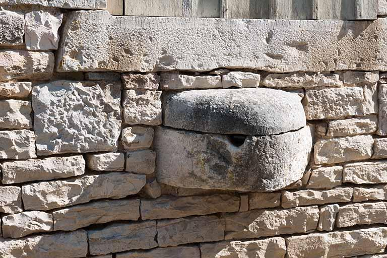 Détail de la "goulotte" © Région Bourgogne-Franche-Comté, Inventaire du patrimoine Détail de la "goulotte" © Région Bourgogne-Franche-Comté, Inventaire du patrimoine