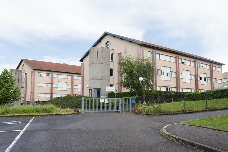 Les pignons sud-ouest de l'externat avec leurs cages d'escaliers en béton. © Région Bourgogne-Franche-Comté, Inventaire du patrimoine