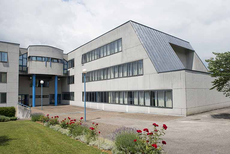 Entrée postérieure et angle sud de l'aile nord-est de l'externat. © Région Bourgogne-Franche-Comté, Inventaire du patrimoine